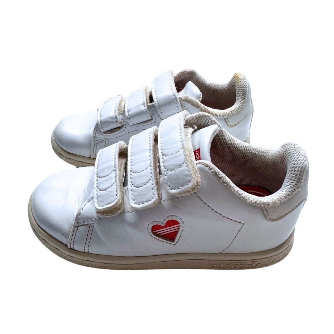 ADIDAS Baskets blanches et coeur rouge 27