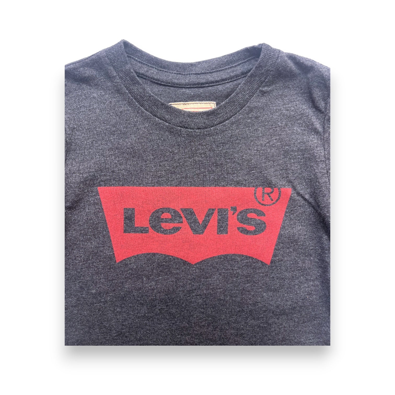 LEVI’S - Tshirt  gris foncé logo rouge - 2 ans