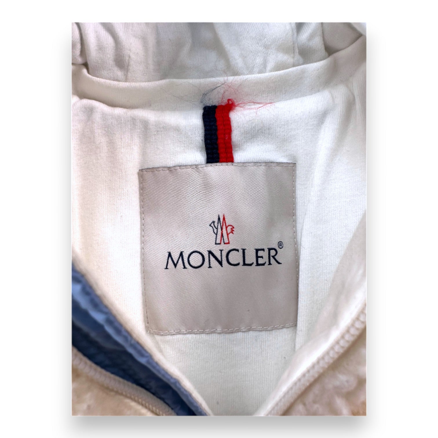 MONCLER - Manteau doudoune bleue avec fourrure blanche - 18 mois