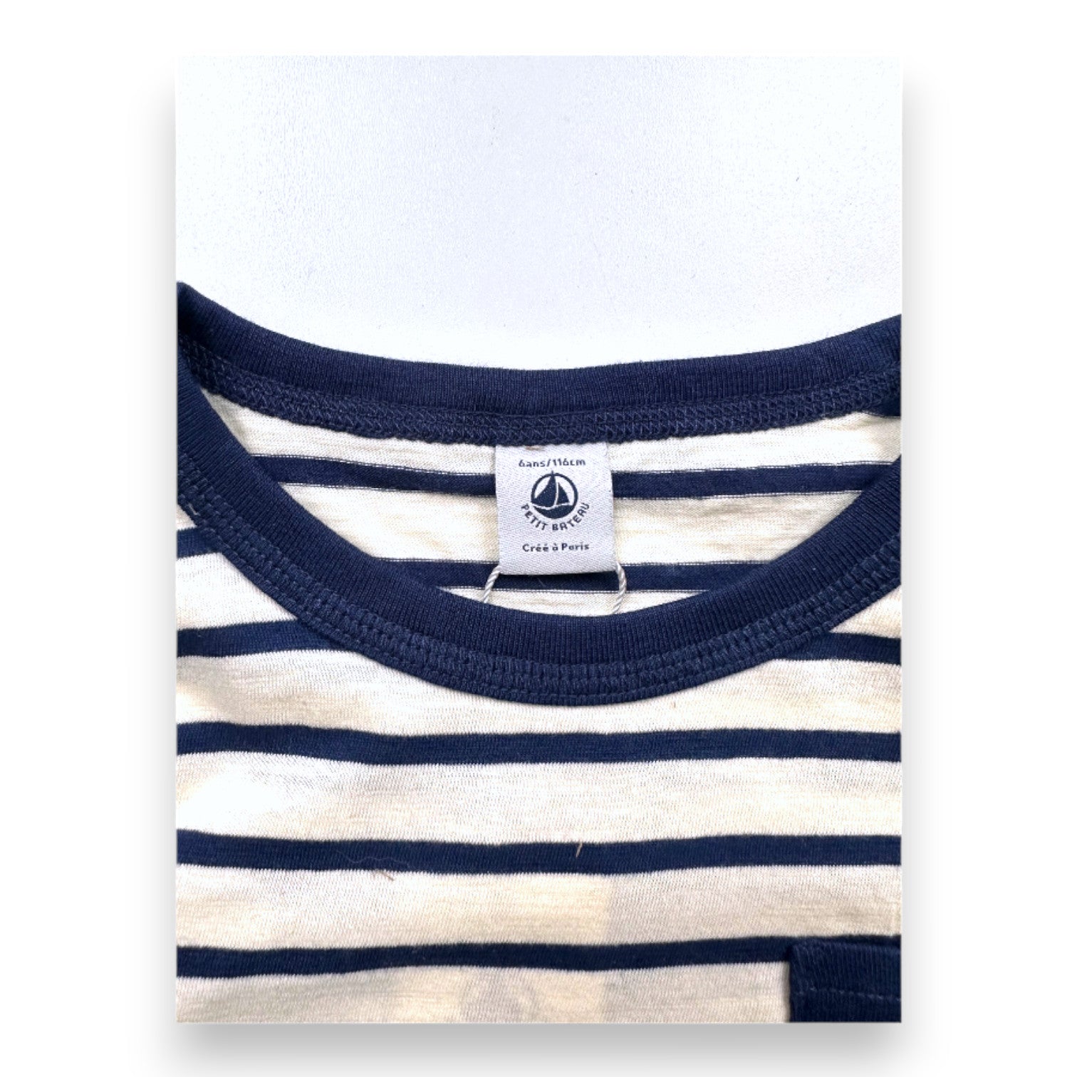 PETIT BATEAU - T-shirt blanc et bleu marine à manches longues neuf - 6 ans